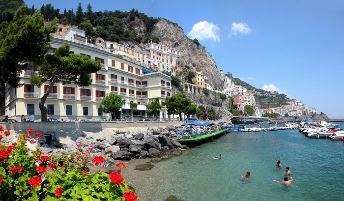 The beach and sea in front of Amalfi Hotel La Bussola The beach and sea in front of Amalfi Hotel La Bussola