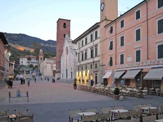 Pietrasanta - Piazza Duomo Pietrasanta - Piazza Duomo