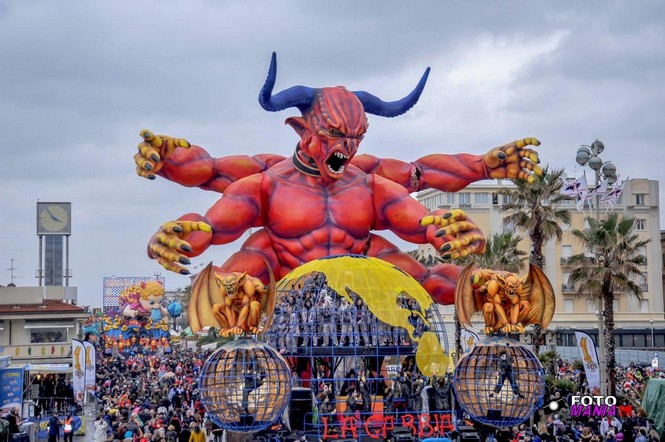 Viareggio Carnival - La Gabbia float Viareggio Carnival - La Gabbia float
