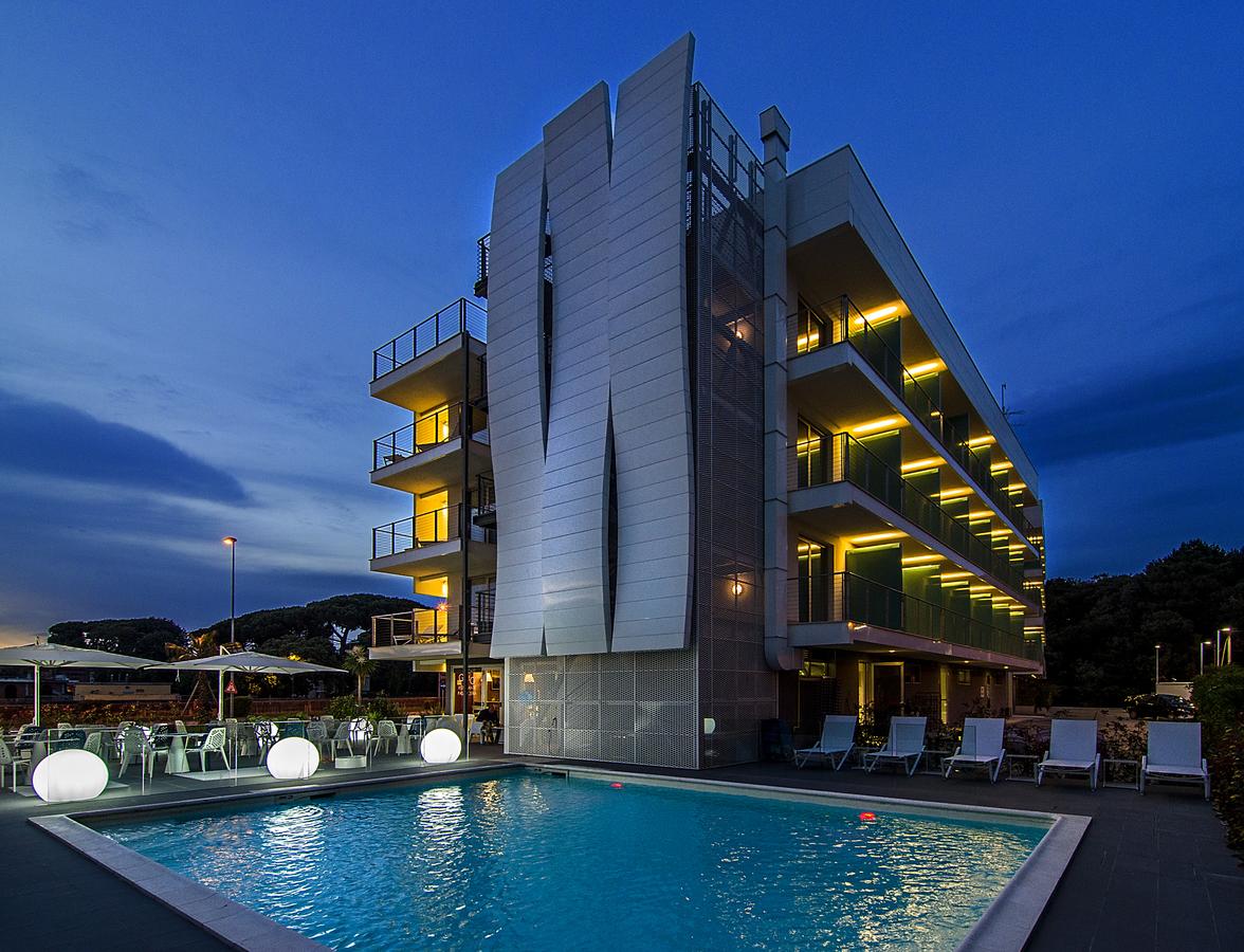 Hotel Mercure Viareggio outdoor swimming pool Hotel Mercure Viareggio outdoor swimming pool